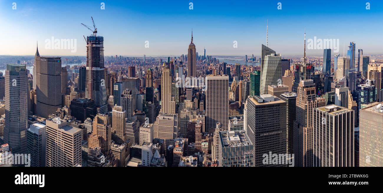 Ein Panoramabild von New Yorks Manhattan-Gebäuden im Zentrum des Empire State Building Stockfoto