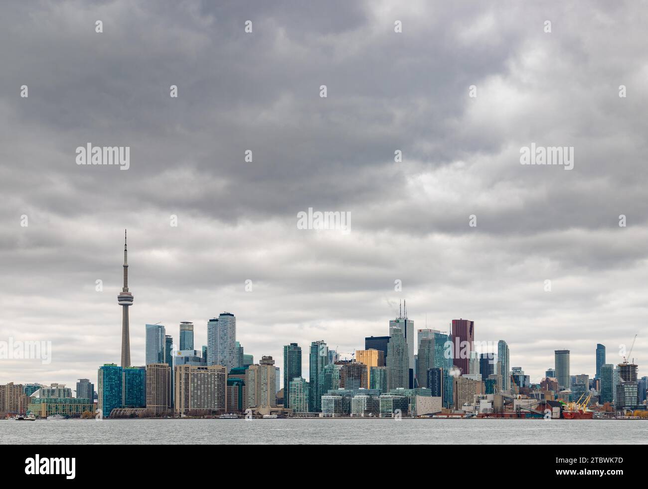 Ein Bild der Skyline von Toronto an einem bewölkten Tag, aufgenommen von den Inseln gegenüber Stockfoto