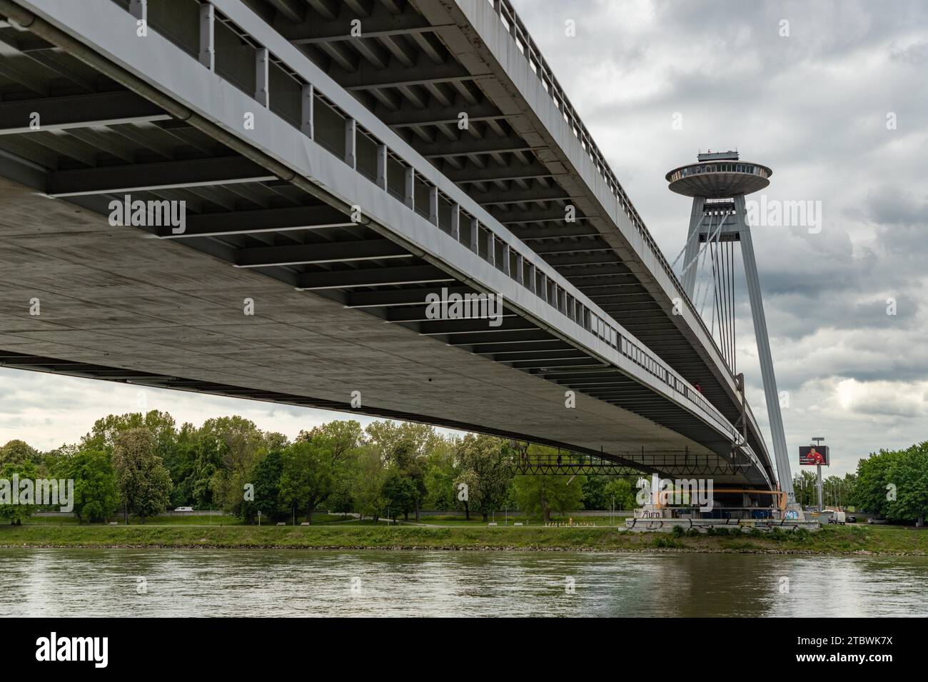 Ein Bild der Brücke SNP, gesehen von einem der Ränder der Donau Stockfoto