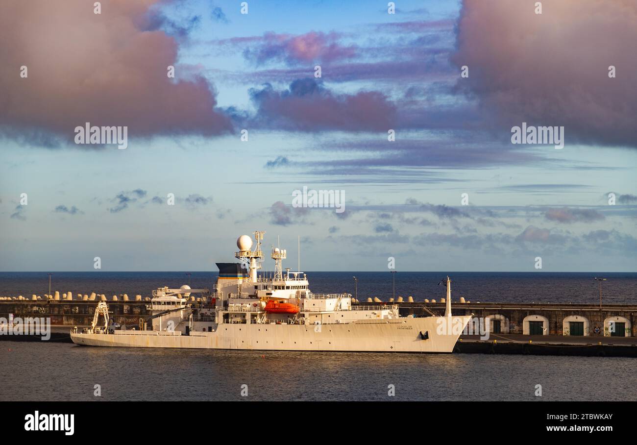 Ein Bild des Pathfinder des US-Marineschiffs, der in Ponta Delgada angedockt ist Stockfoto