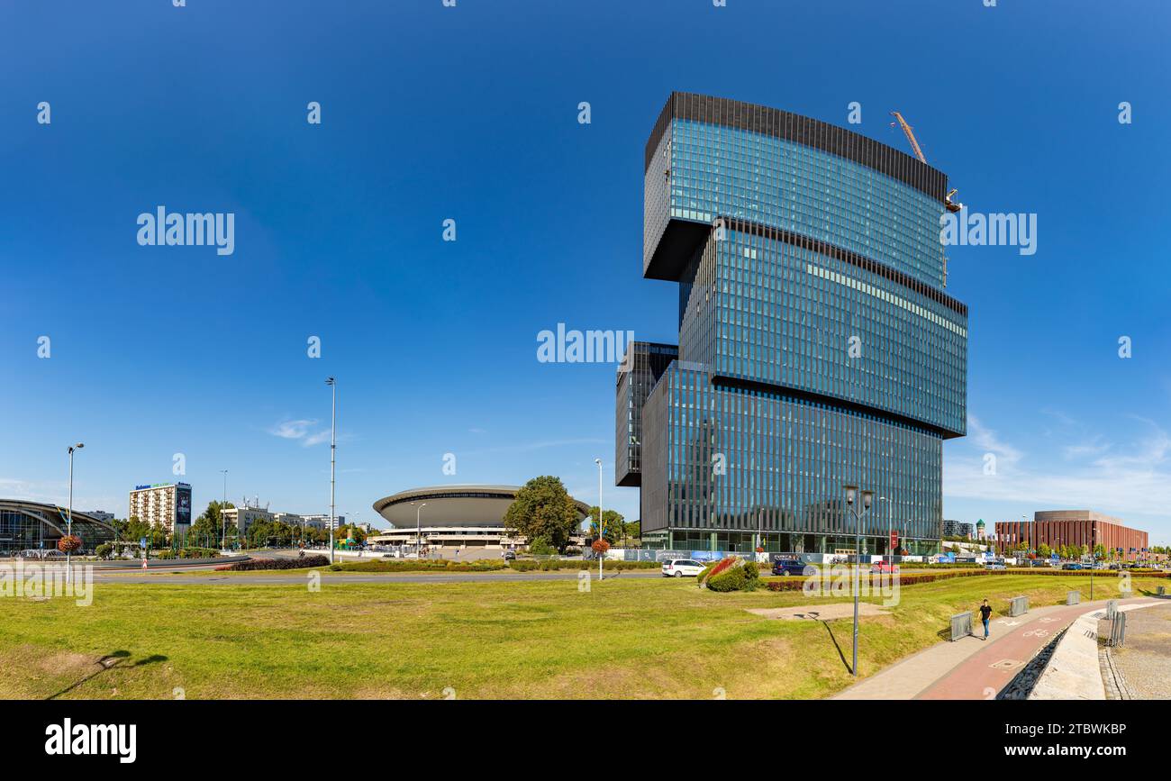 Ein Bild des Spodek und des .KTW Gebäudekomplexes aus dem Kattowitz Kreisverkehr Stockfoto