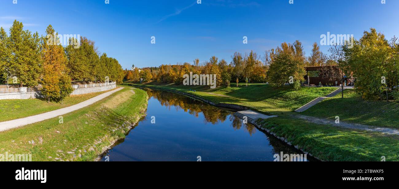 Ein Bild des Flusses Ostravice und des Laubs in Ostrava im Herbst Stockfoto