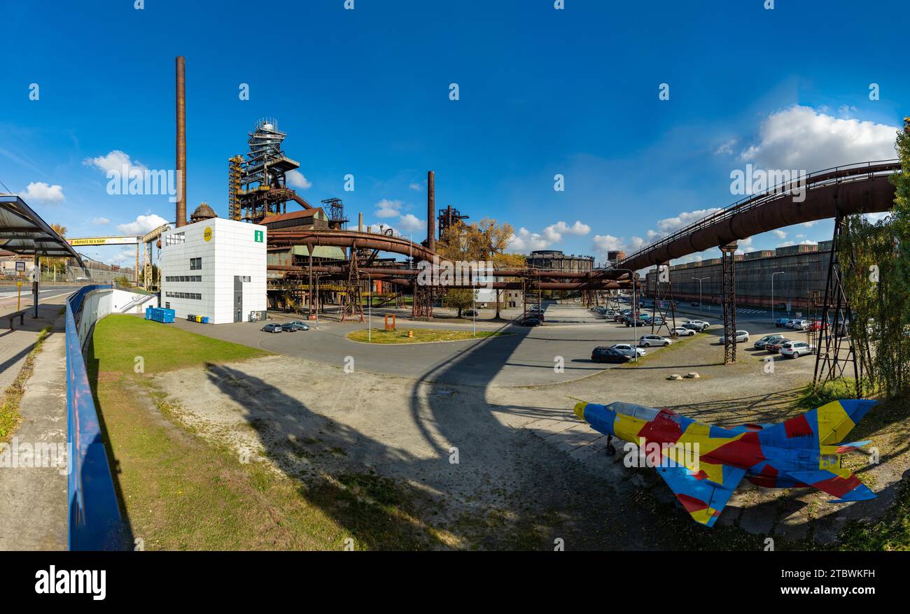 Ein Bild des unteren Vitkovice Industriekomplexes mit dem Bolt Tower in der oberen linken Ecke, den Hochofenrohren in der Mitte und dem Stockfoto