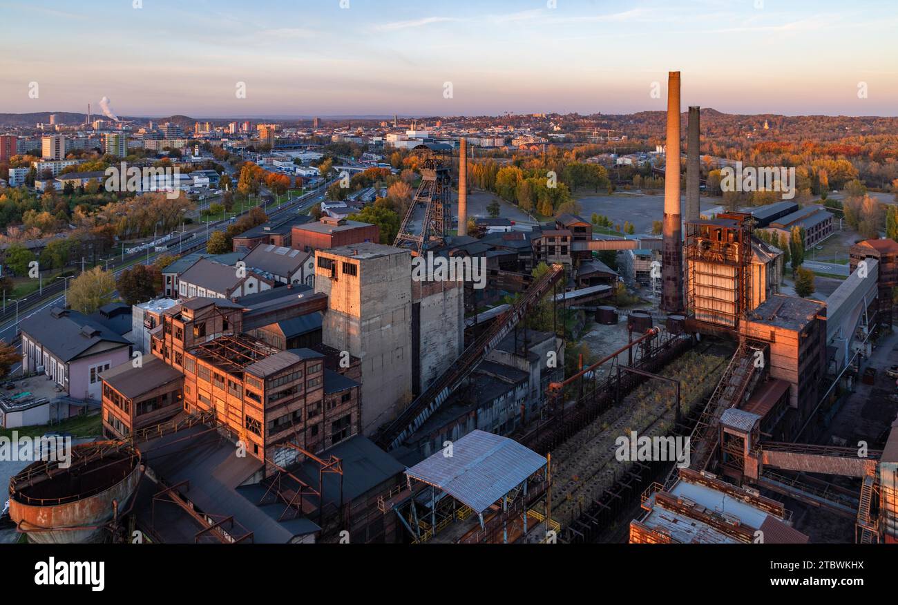 Ein Bild des unteren Vitkovice Industriekomplexes bei Sonnenuntergang Stockfoto