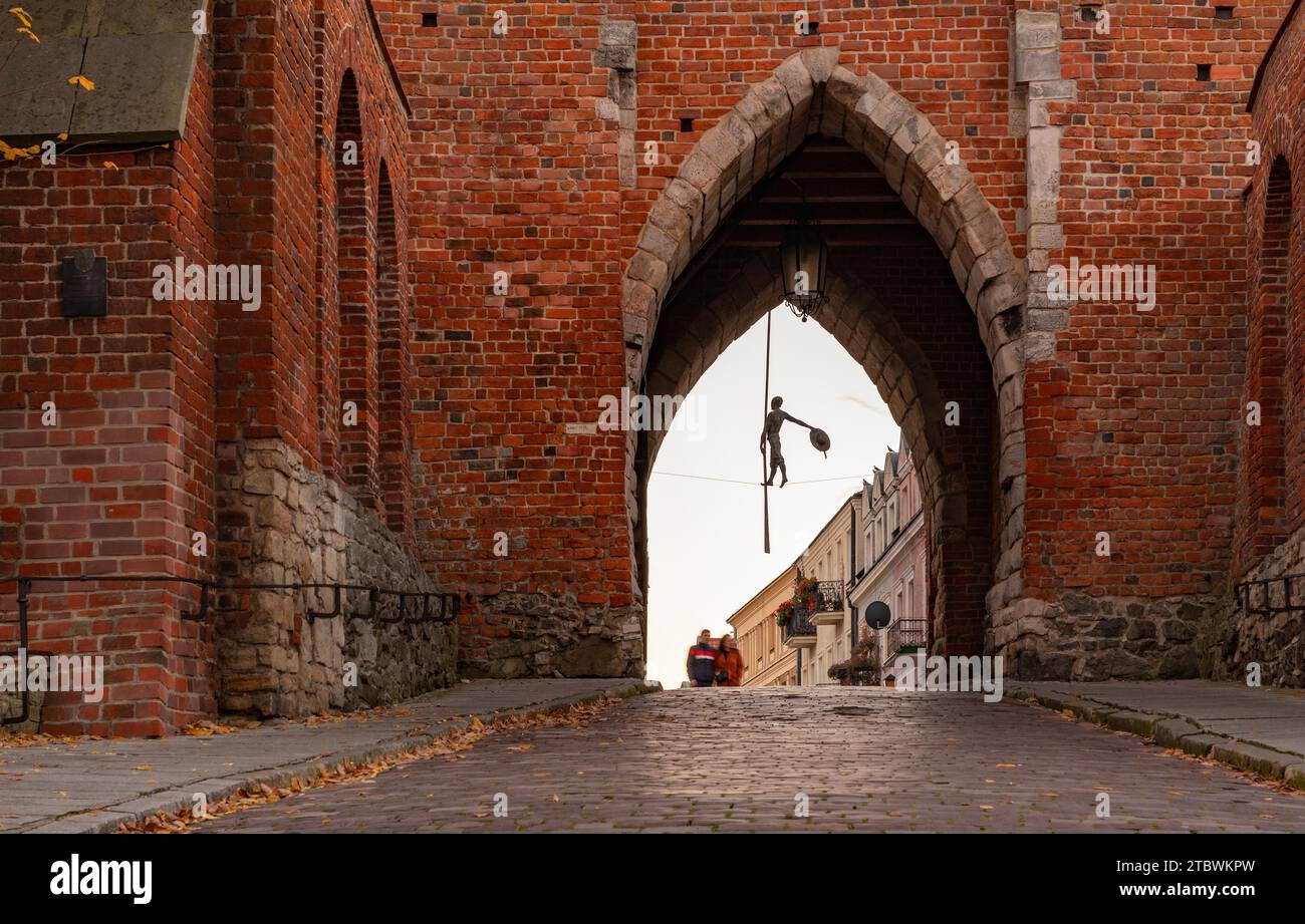 Ein Bild vom Opatowska-Tor und der Rafter-Skulptur in Sandomierz Stockfoto