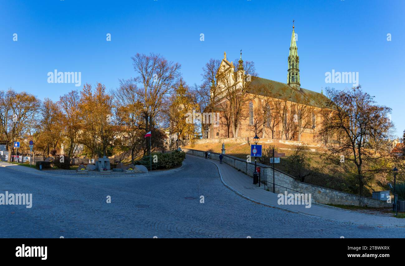 Ein Bild des Sandomierzer Doms, aufgenommen von einer Kreuzung in der Nähe, im Herbst Stockfoto