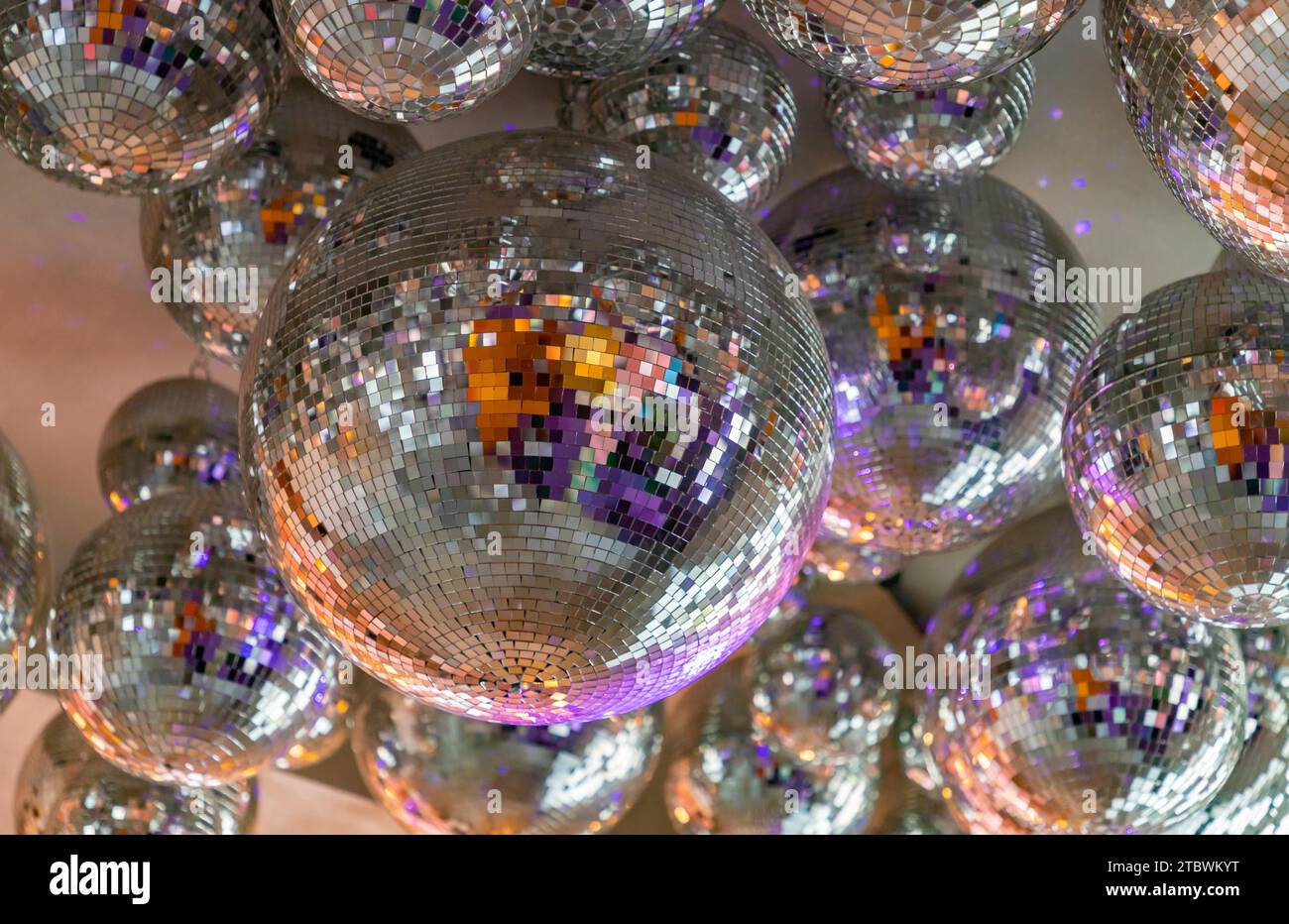 Ein Bild von vielen Discokugeln, die von der Decke hängen Stockfoto