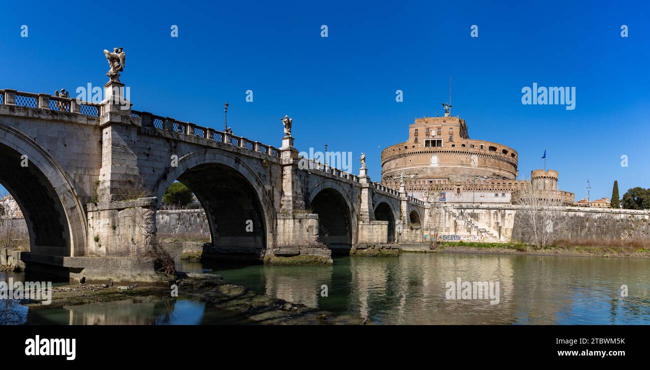 Ein Bild von der St. Angelo-Brücke und Castel Sant'Angelo neben dem Tiber Stockfoto