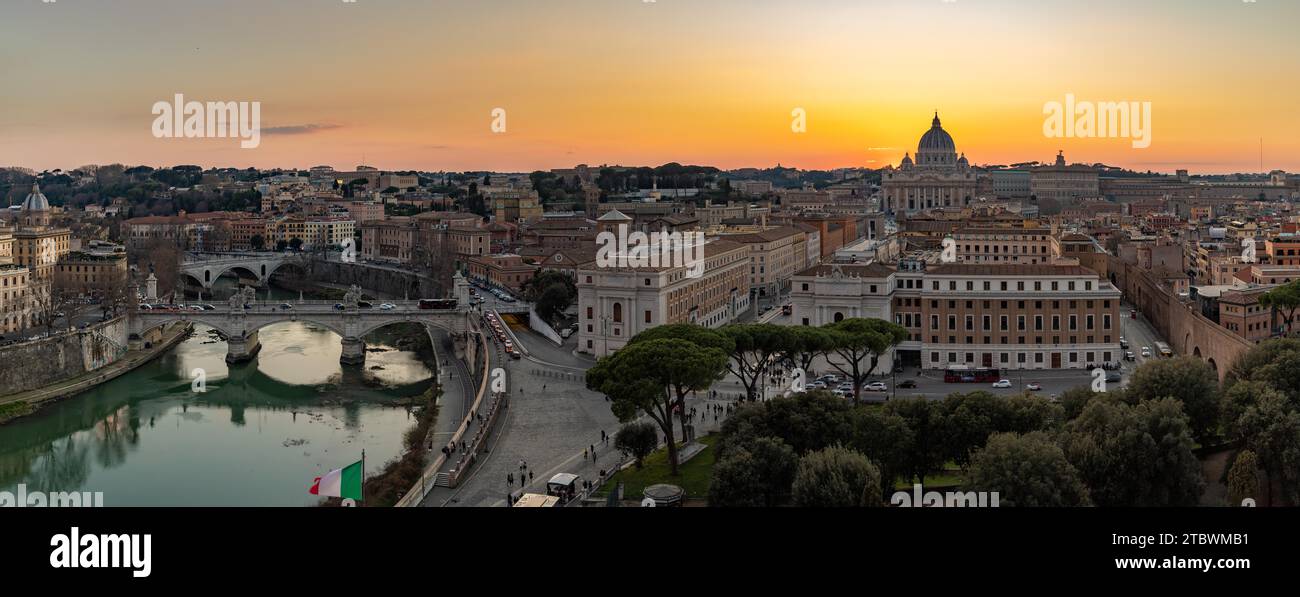 Ein Panoramabild des Vatikans und des Tibers bei Sonnenuntergang Stockfoto