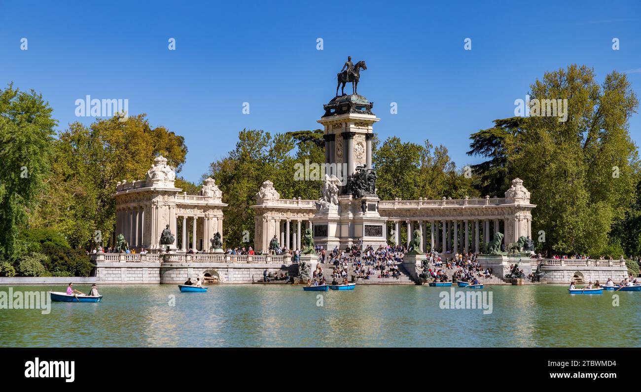 Ein Bild vom El Retiro See und dem Denkmal für Alfonso XII im El Retiro Park Stockfoto