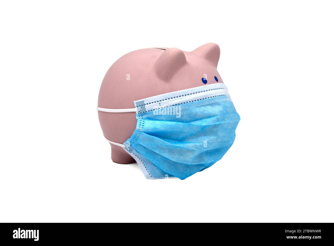 Sparschwein trägt eine chirurgische Gesichtsmaske. Die Weltwirtschaft während der Coronavirus-Pandemie. Finanzkrise, Bankenkonzept. Sparen und investieren Stockfoto