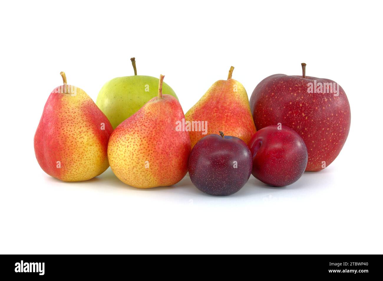 Drei frische reife Birnen mit Stiel, Pflaumen, grünen und roten Äpfeln isoliert auf weißem Hintergrund Stockfoto