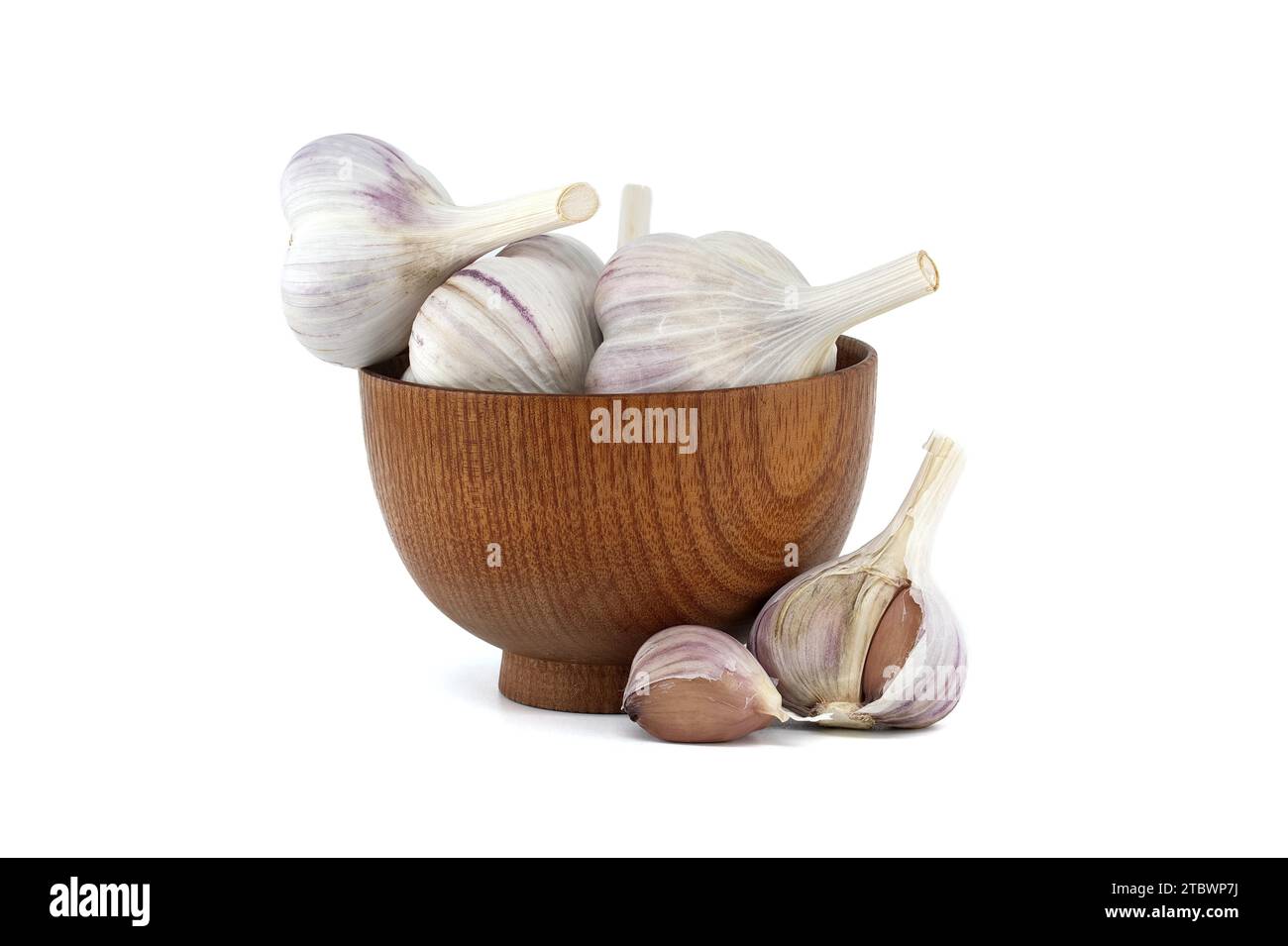 Frisch geerntete Knoblauchzwiebeln in Holzschüssel isoliert auf weißem Hintergrund Stockfoto