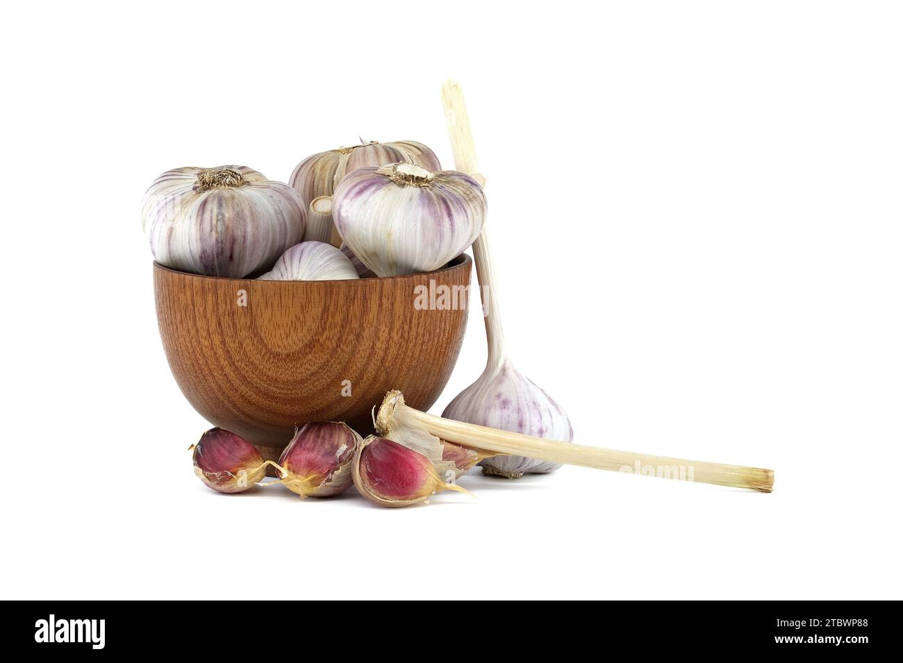 Frisch geerntete Knoblauchzwiebeln in Holzschüssel isoliert auf weißem Hintergrund Stockfoto
