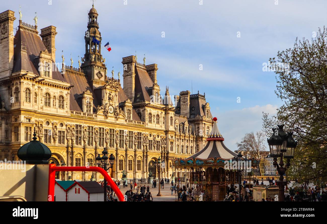 Blick aus dem Touristenbus auf den Platz vor dem Hotel de Ville, der Gemeinde Paris, voll von ruhenden Menschen bei Sonnenuntergang im Frühling. Paris Stockfoto