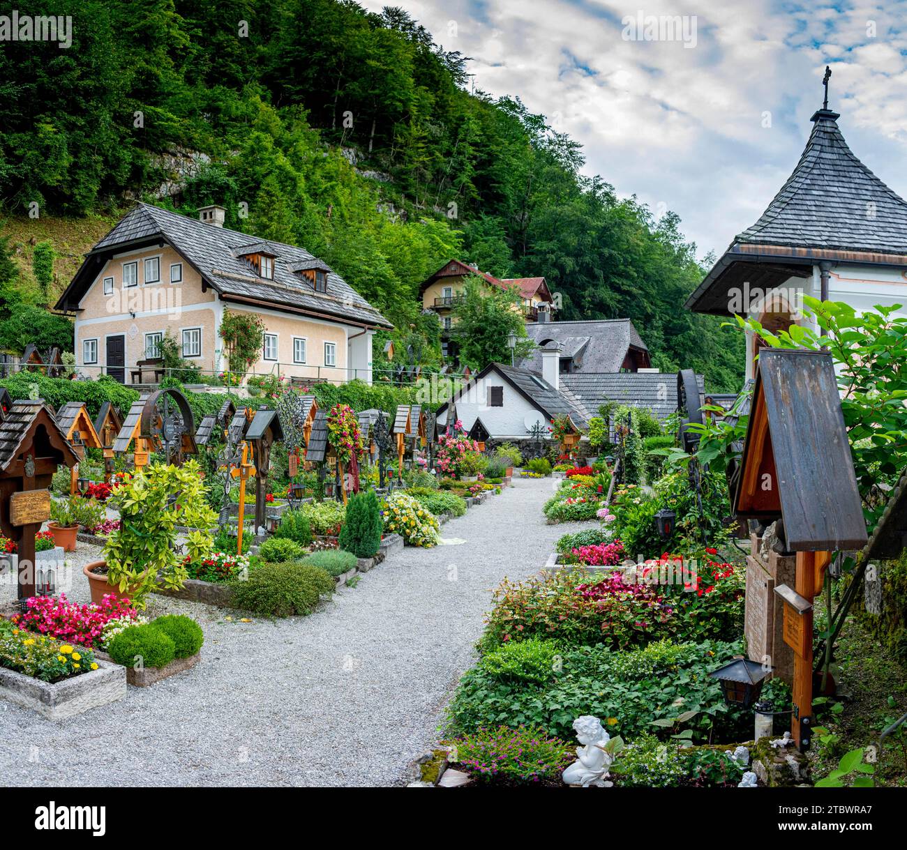 HALLSTATT, ÖSTERREICH, 19. Juli 2020 : traditionelles österreichisches Dorf Hallstatt. Hallstatt ist ein historisches Dorf in den Österreichischen Alpen an der Ostküste Stockfoto