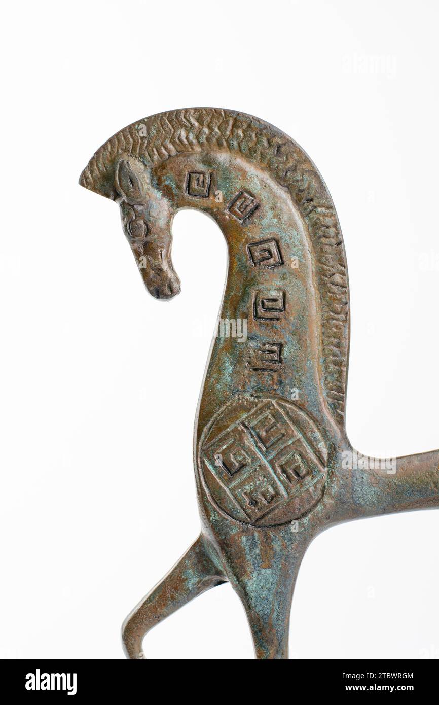 Bronze etruskische Pferdeskulptur auf weißem Hintergrund. Pferd Miniatur Stockfoto
