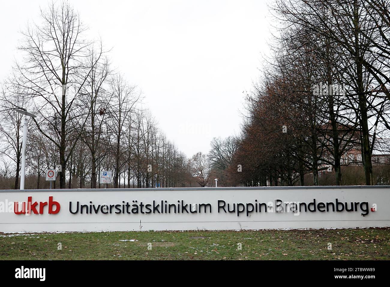 Neuruppin, Deutschland. Dezember 2023. Der Name des Universitätsklinikums Ruppin-Brandenburg steht auf einem Bauern. Als großes Krankenhaus in Brandenburg hat das Universitätsspital Neuruppin die Schließung zweier Fachabteilungen Anfang 2024 angekündigt. Quelle: Carsten Koall/dpa/Alamy Live News Stockfoto