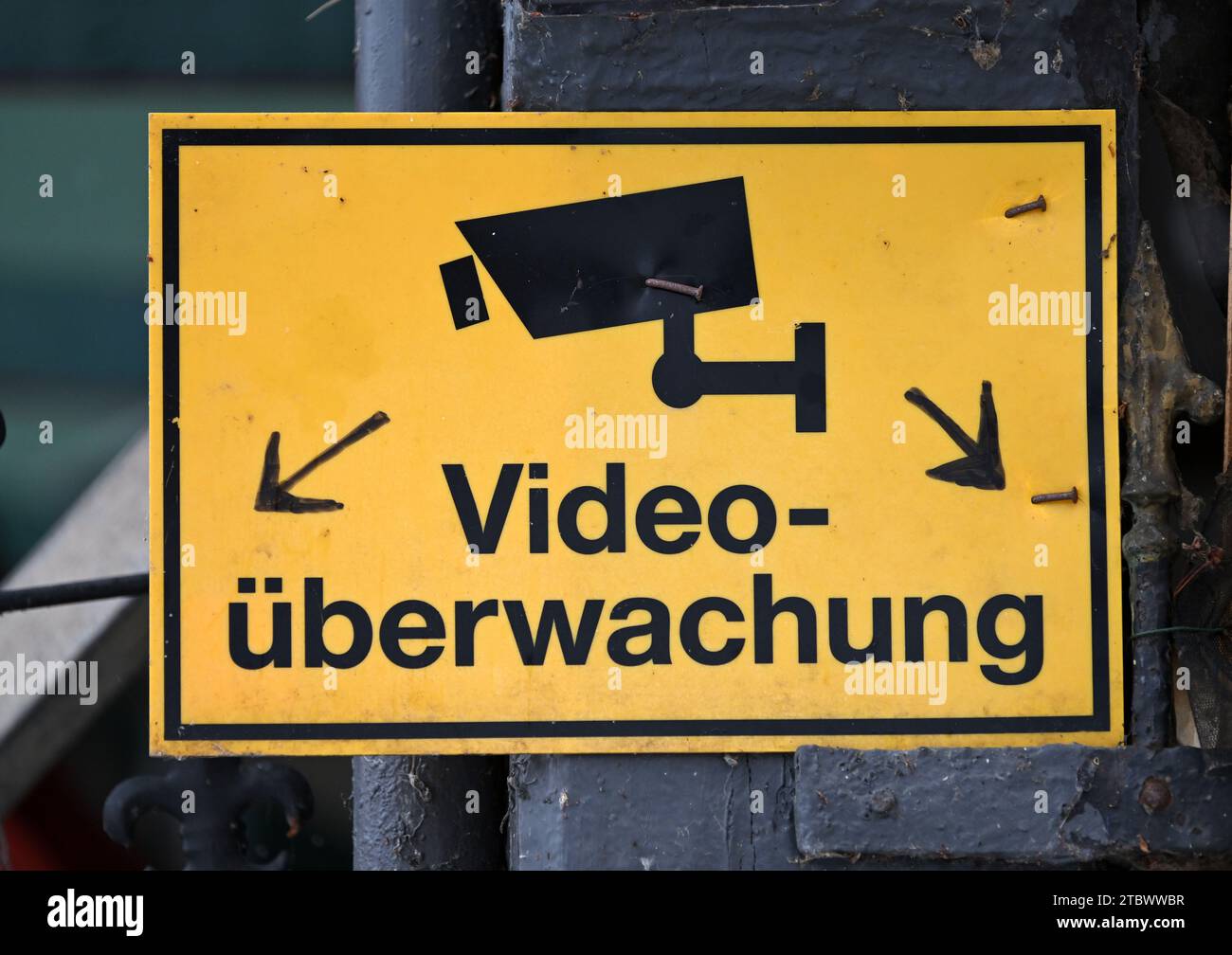 Erfurt, Deutschland. Dezember 2023. Ein Schild macht auf Videoüberwachung auf der Krämerbrücke aufmerksam. Nach Angaben des thüringischen Landesbeauftragten für Datenschutz planen oder betreiben immer mehr Kommunen Videoüberwachung im öffentlichen Raum. Quelle: Martin Schutt/dpa/Alamy Live News Stockfoto
