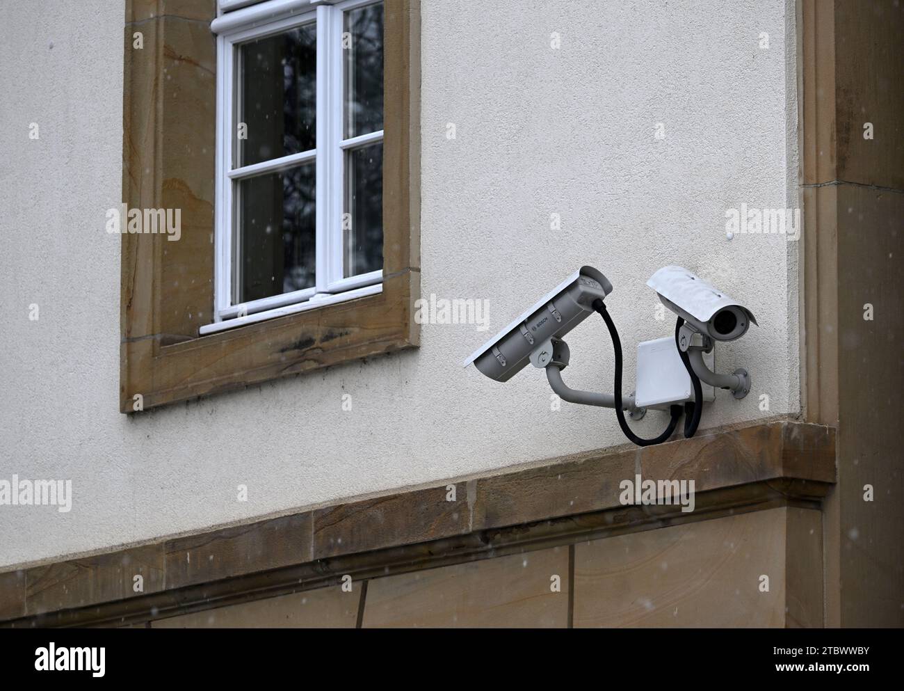 Erfurt, Deutschland. Dezember 2023. Im Thüringer landtag sind Videokameras installiert. Nach Angaben des thüringischen Landesbeauftragten für Datenschutz planen oder betreiben immer mehr Kommunen Videoüberwachung im öffentlichen Raum. Quelle: Martin Schutt/dpa/Alamy Live News Stockfoto