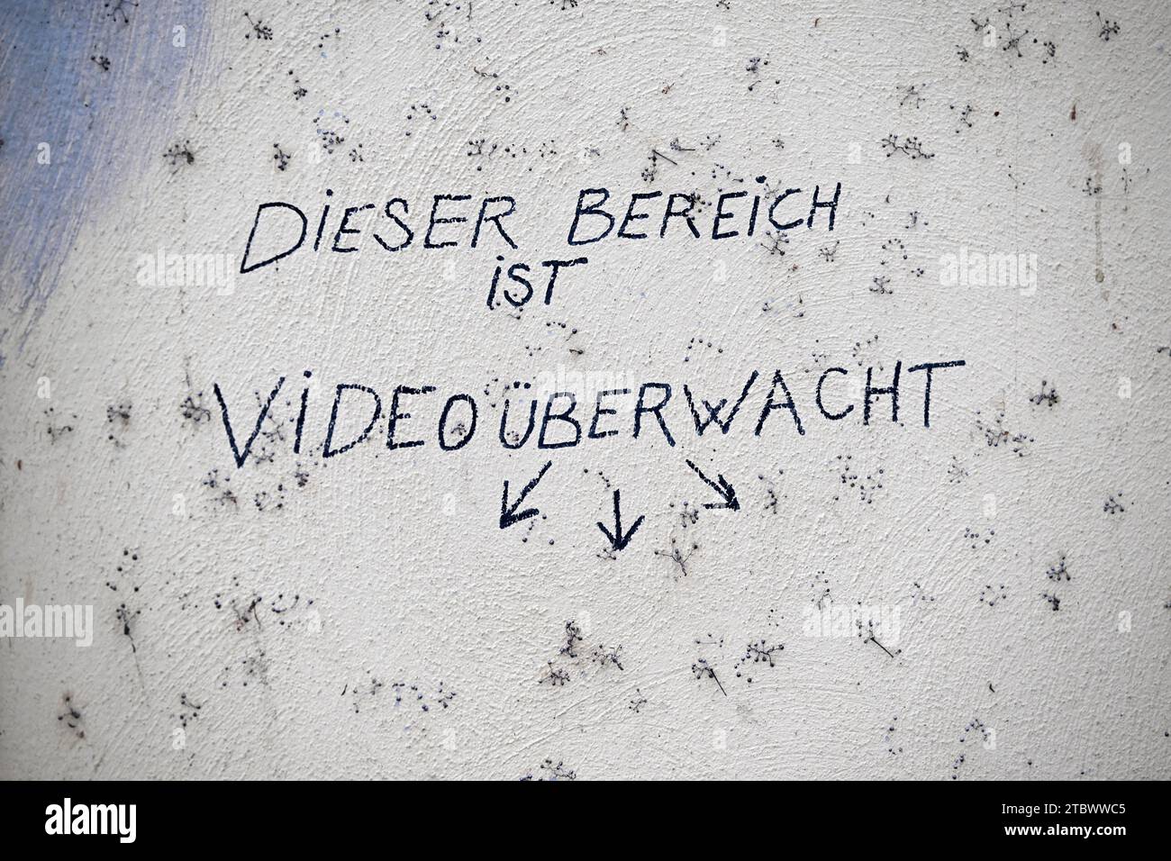 Erfurt, Deutschland. Dezember 2023. "Dieser Bereich wird videoüberwacht" steht an einer Wand an der Krämerbrücke. Nach Angaben des thüringischen Landesbeauftragten für Datenschutz planen oder betreiben immer mehr Kommunen Videoüberwachung im öffentlichen Raum. Quelle: Martin Schutt/dpa/Alamy Live News Stockfoto