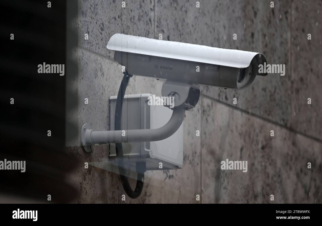 Erfurt, Deutschland. Dezember 2023. Im Thüringer landtag ist eine Videokamera installiert. Nach Angaben des thüringischen Landesbeauftragten für Datenschutz planen oder betreiben immer mehr Kommunen Videoüberwachung im öffentlichen Raum. Quelle: Martin Schutt/dpa/Alamy Live News Stockfoto