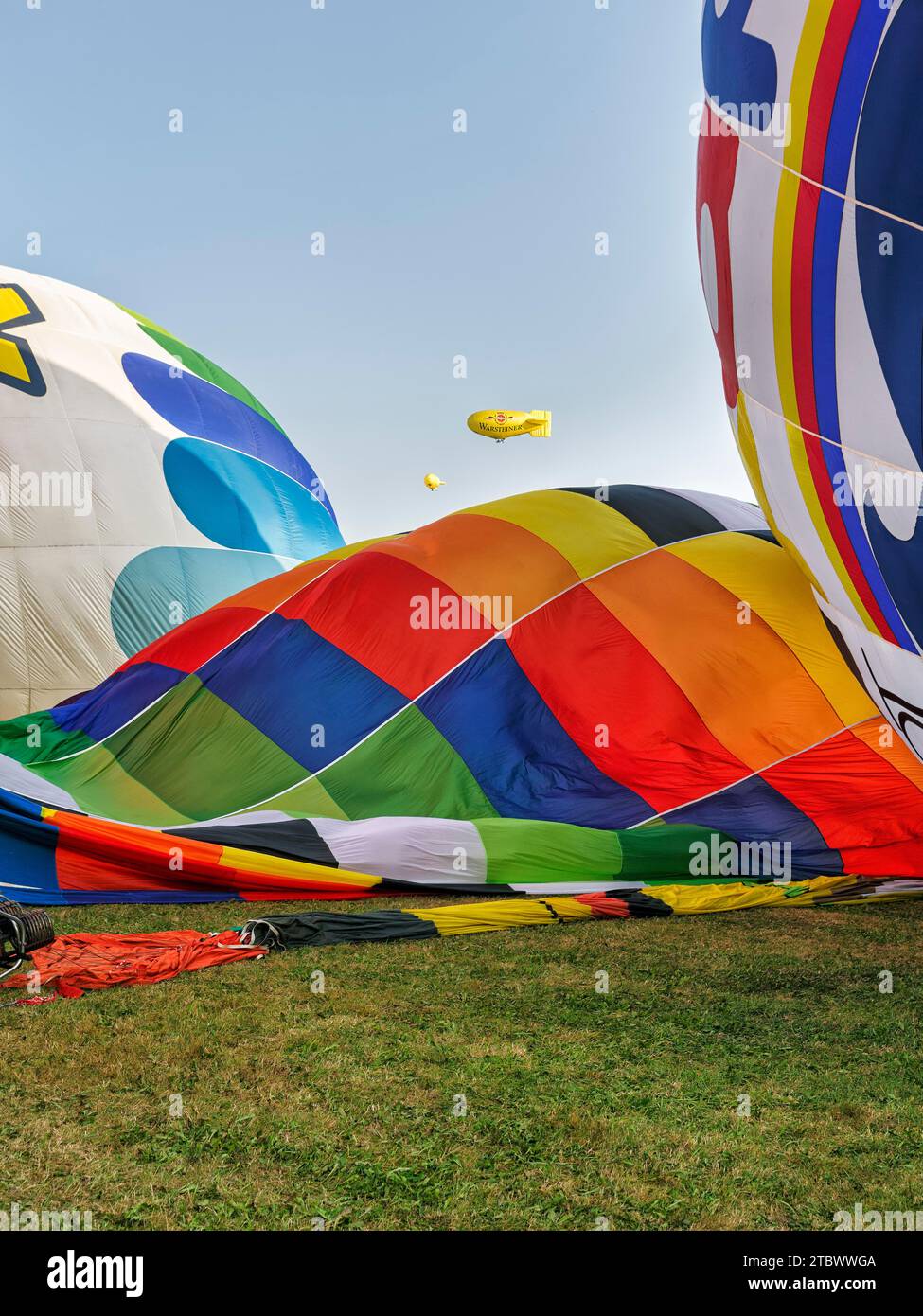Heißluftballons am Boden, Vorbereitung für den Massenstart, Heißluftballonfestival, Warsteiner International Montgolfiade, Warstein, Sauerland Stockfoto