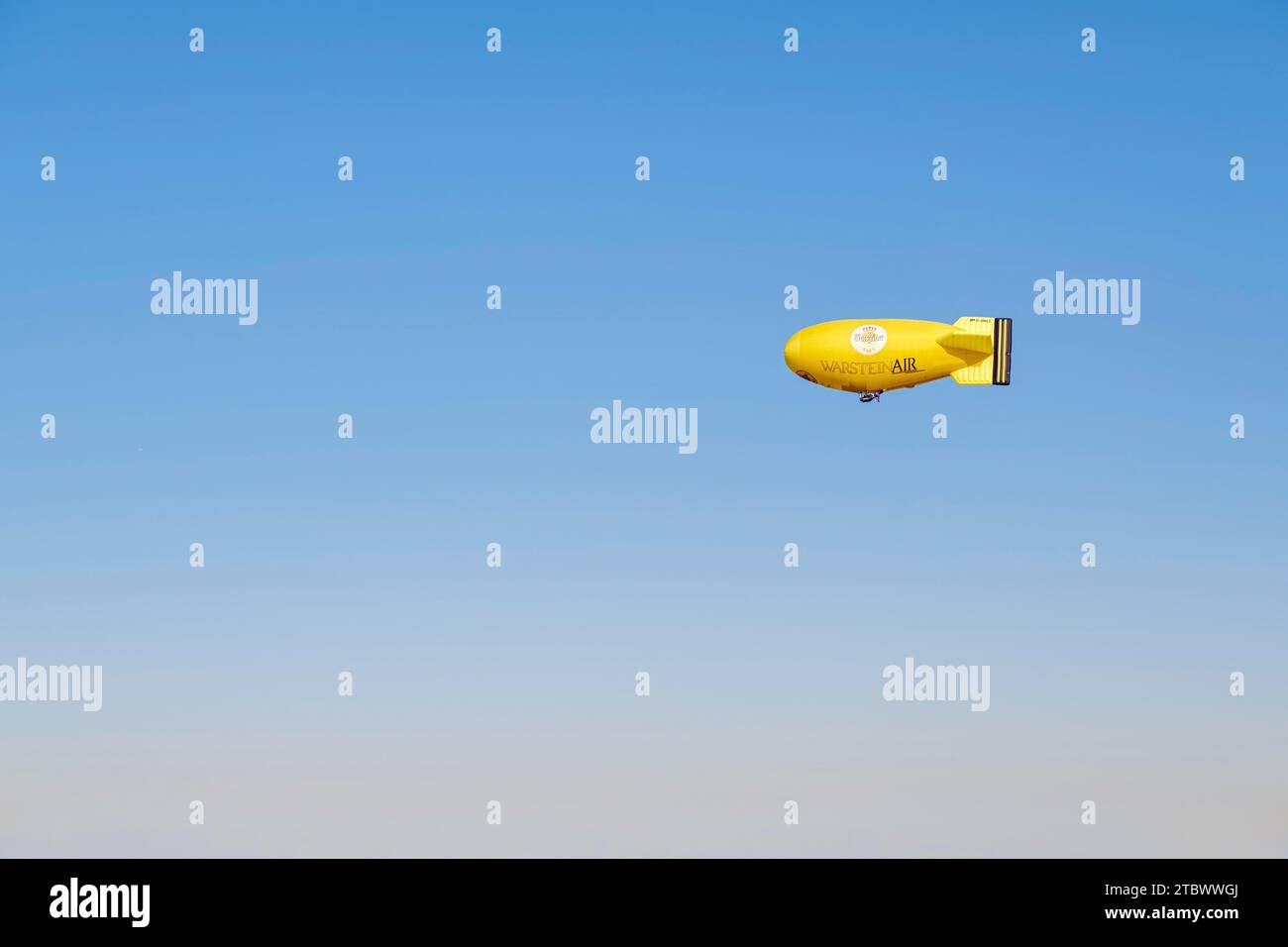 Einzelner gelber zeppelin mit der Inschrift Warstein Air im blauen Himmel, 26. Warsteiner International Montgolfiade, Warstein, Sauerland, Nord Stockfoto