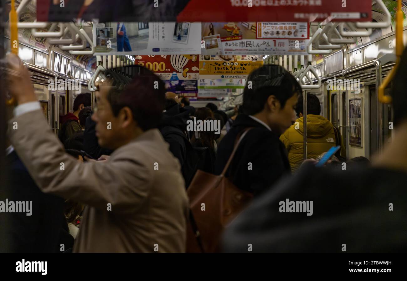 Ein Bild von lokalen Pendlern, die mit der U-Bahn in Kyoto fahren Stockfoto