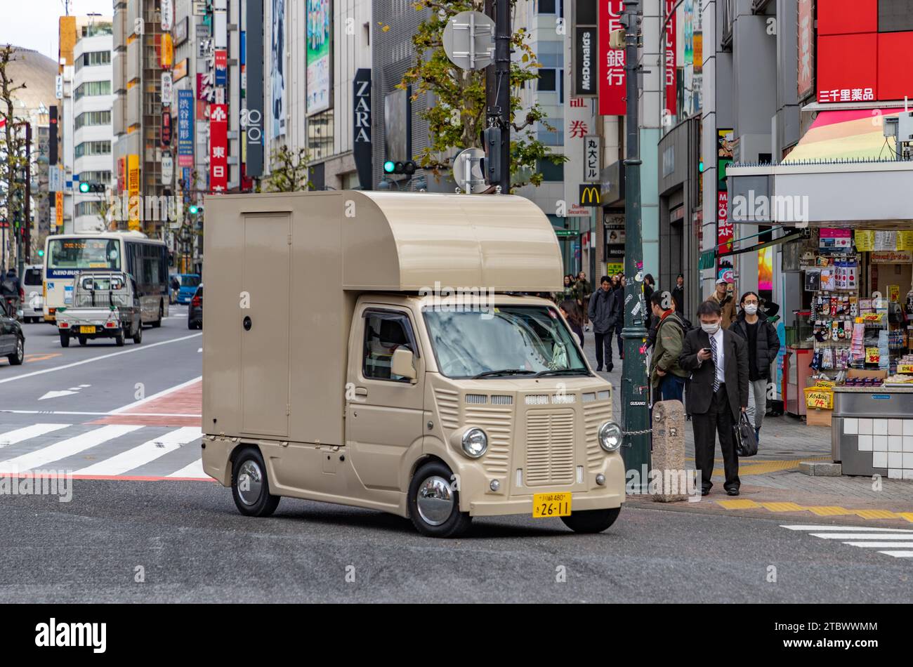 Ein Bild eines Lieferwagens, der durch den Shibuya Crossing in Tokio fährt Stockfoto