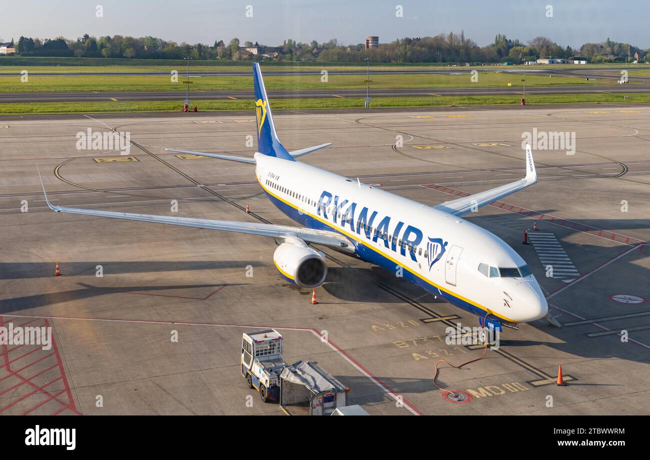 Ein Bild eines Ryanair-Flugzeugs, das in der Nähe des Terminals am Flughafen Charleroi geparkt hat Stockfoto