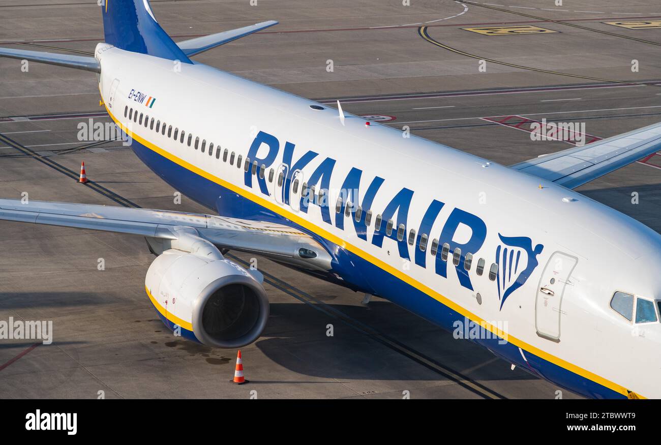 Ein Bild eines Ryanair-Flugzeugs, das in der Nähe des Terminals am Flughafen Charleroi geparkt hat Stockfoto