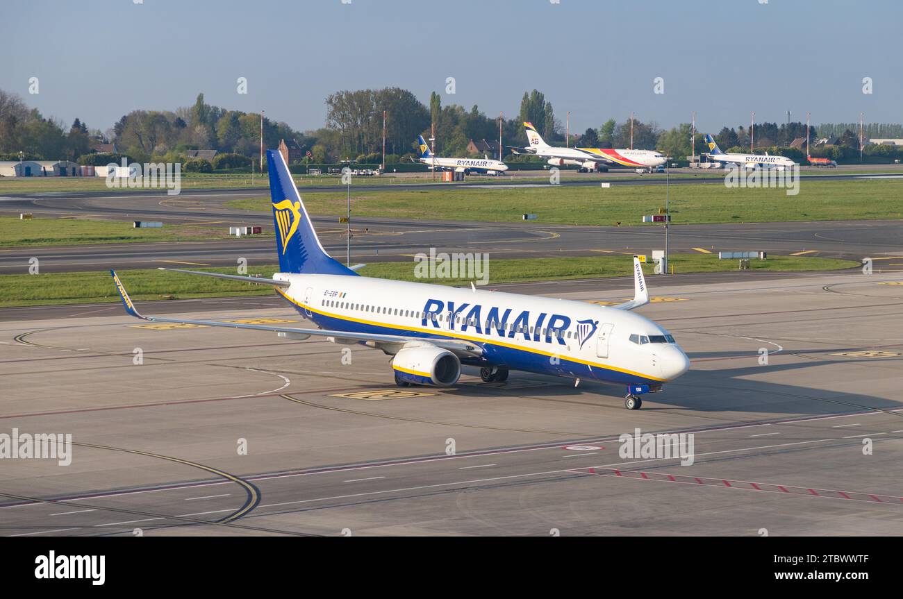 Ein Bild eines Ryanair-Flugzeugs, das am Flughafen Charleroi herumfährt Stockfoto