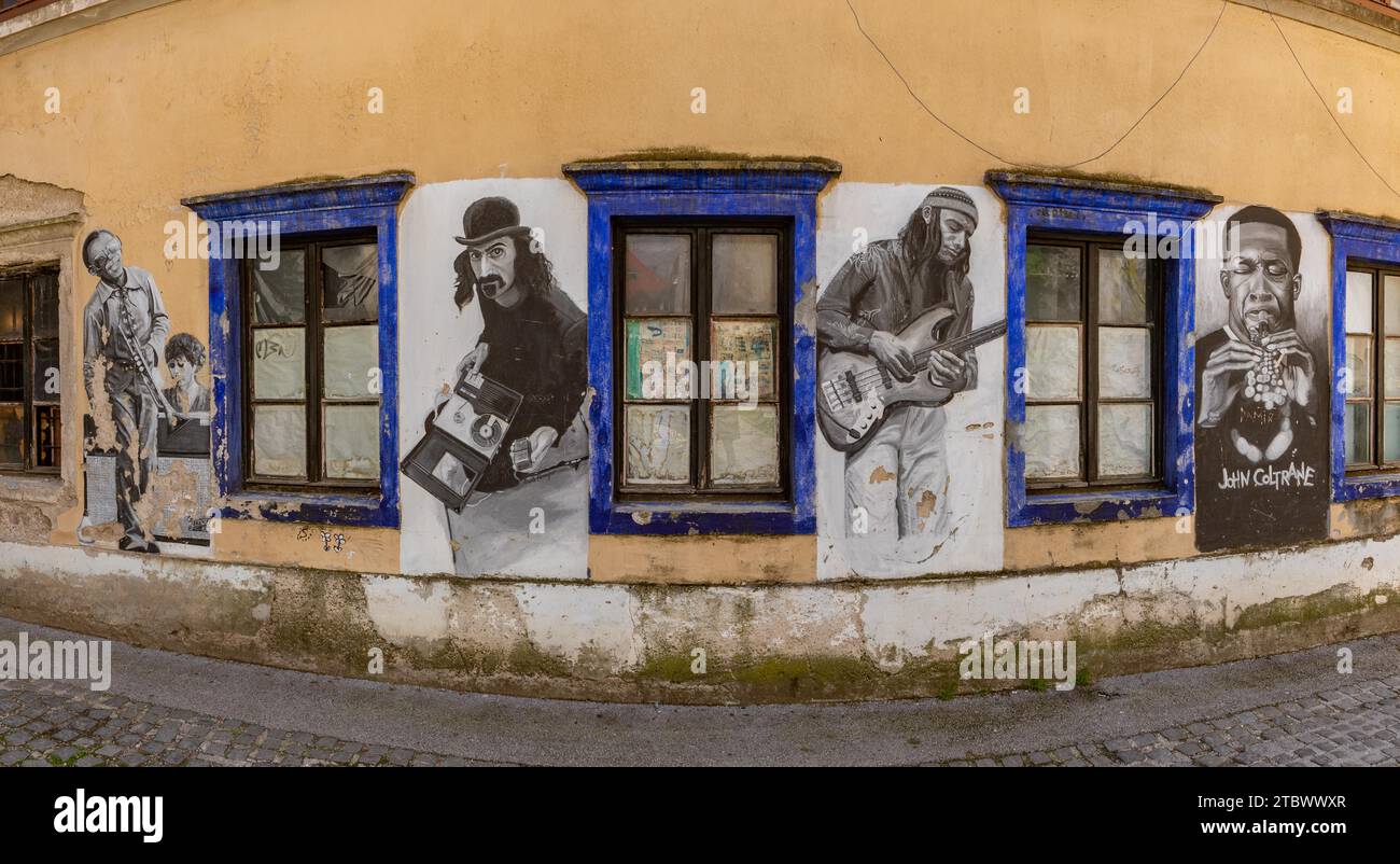 Ein Bild eines Wandgemäldes in Kranj mit Jazzlegenden in einer Gasse Stockfoto