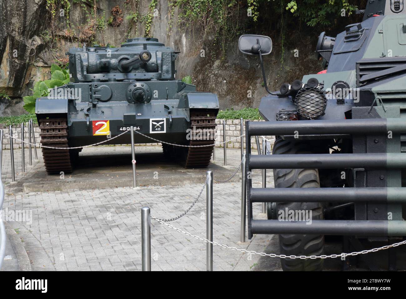 Blick auf gepanzerte Autos, eine Ausstellung vor dem Museum of Coastal Defense, Chai Wan, Hong Kong SAR, China Stockfoto