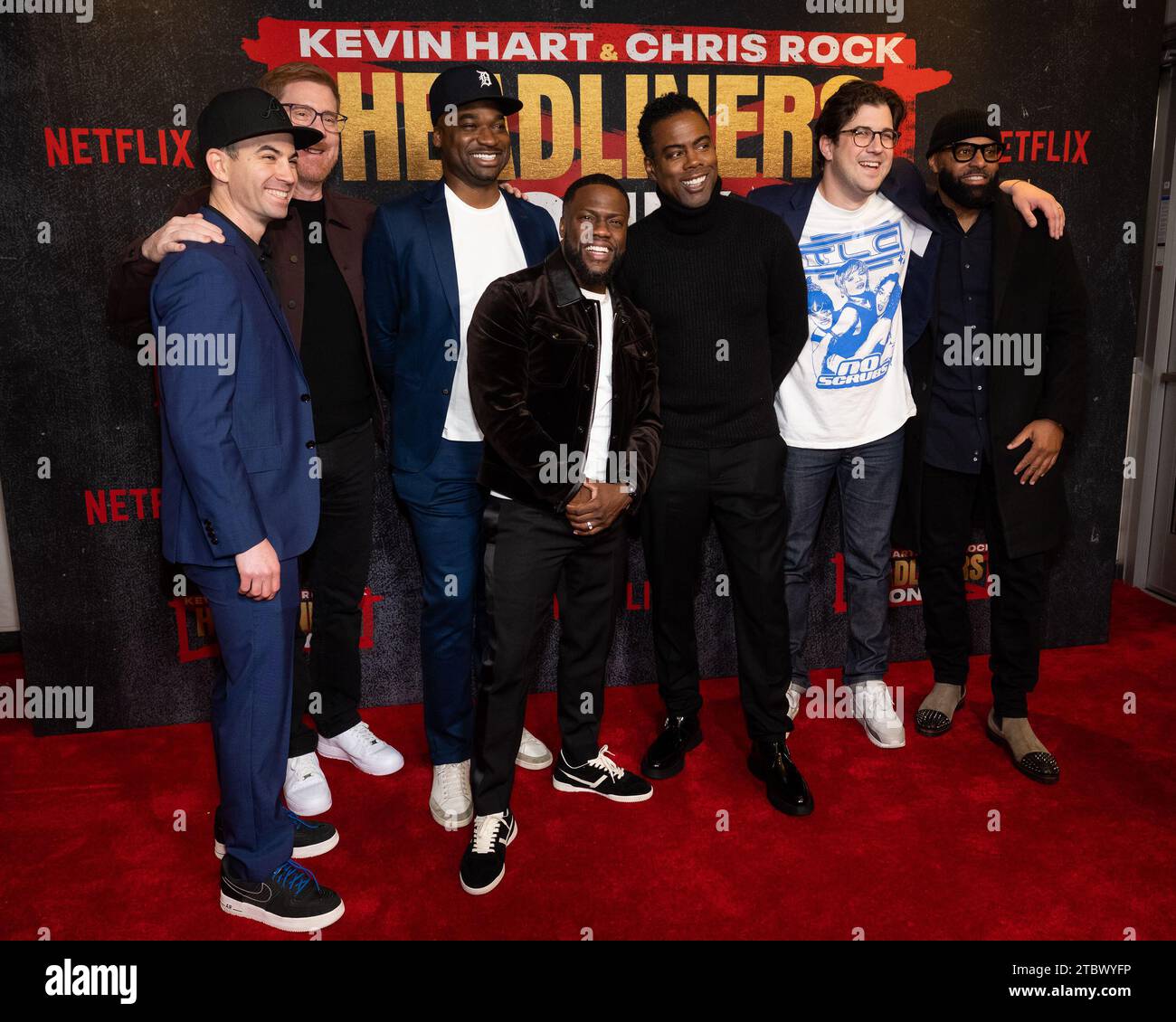 New York, USA. Dezember 2023. (L-R) Mike Stein, Kevin Healey, Bryan Smiley, Kevin Hart, Chris Rock, Luke Kelly-Clyne und Ty Walker kommen am 8. Dezember 2023 zur Sondervorführung von Kevin Hart & Chris Rock: Headliners Only im Paris Theater in New York, New York. (Foto: Gabriele Holtermann/SIPA USA) Credit: SIPA USA/Alamy Live News Stockfoto