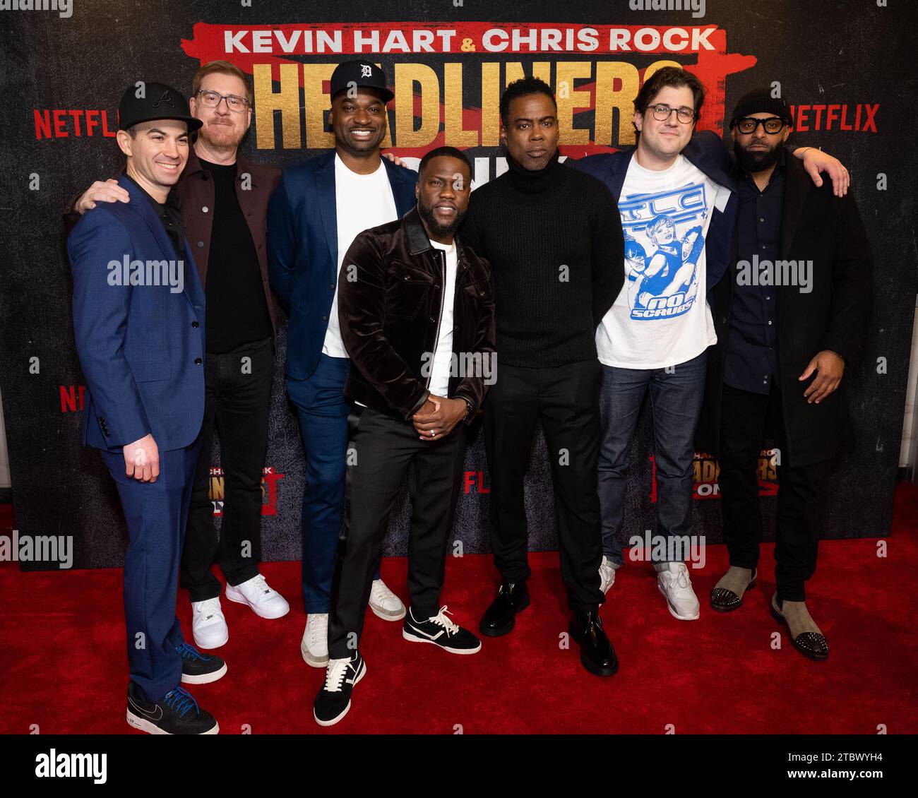 New York, USA. Dezember 2023. (L-R) Mike Stein, Kevin Healey, Bryan Smiley, Kevin Hart, Chris Rock, Luke Kelly-Clyne und Ty Walker kommen am 8. Dezember 2023 zur Sondervorführung von Kevin Hart & Chris Rock: Headliners Only im Paris Theater in New York, New York. (Foto: Gabriele Holtermann/SIPA USA) Credit: SIPA USA/Alamy Live News Stockfoto