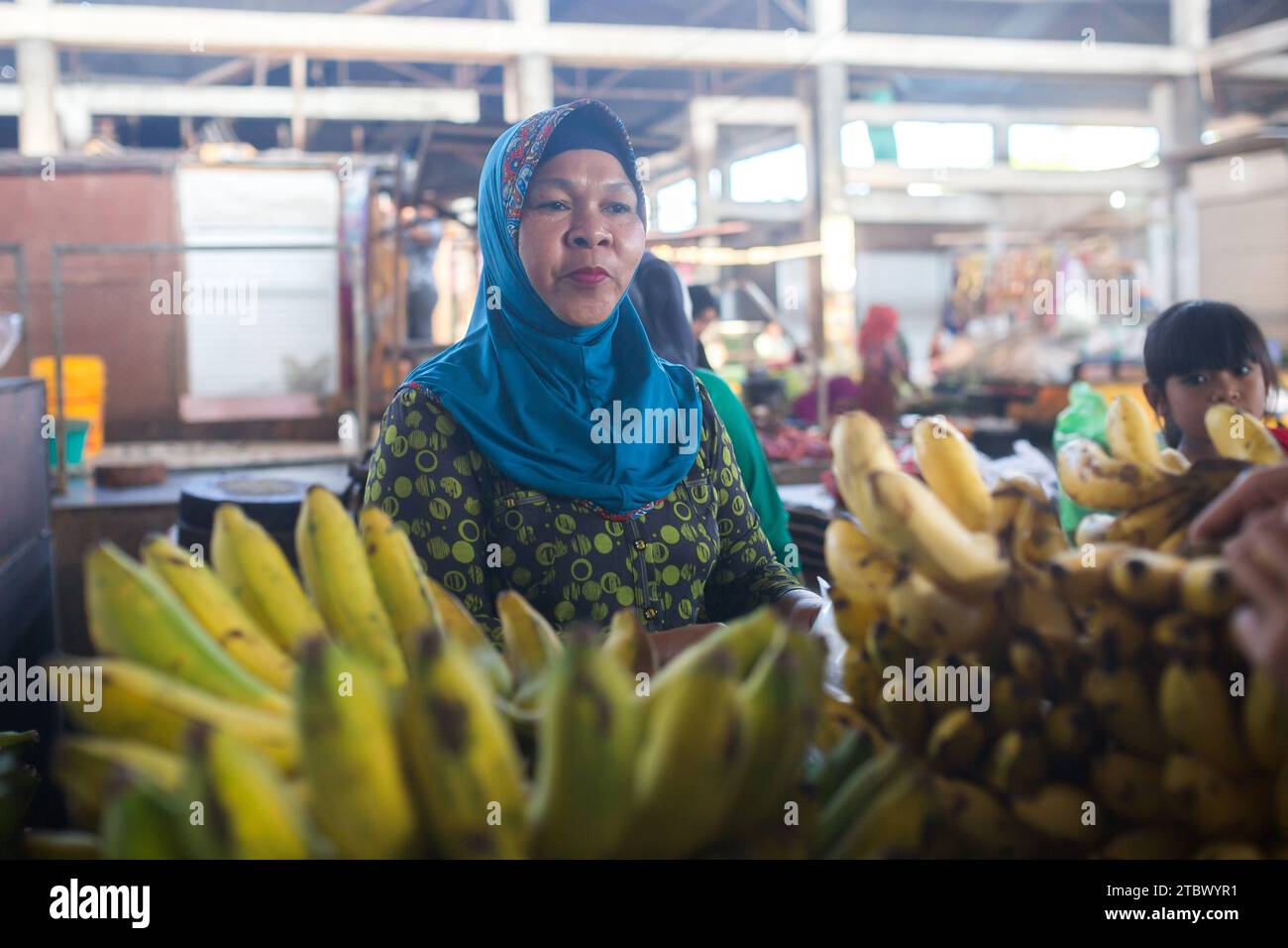 Mataram, Lombok, Indonesien - 20. August 2017 - Menschen auf dem traditionellen indonesischen Morgenmarkt auf Lombok Island, Indonesien. Stockfoto