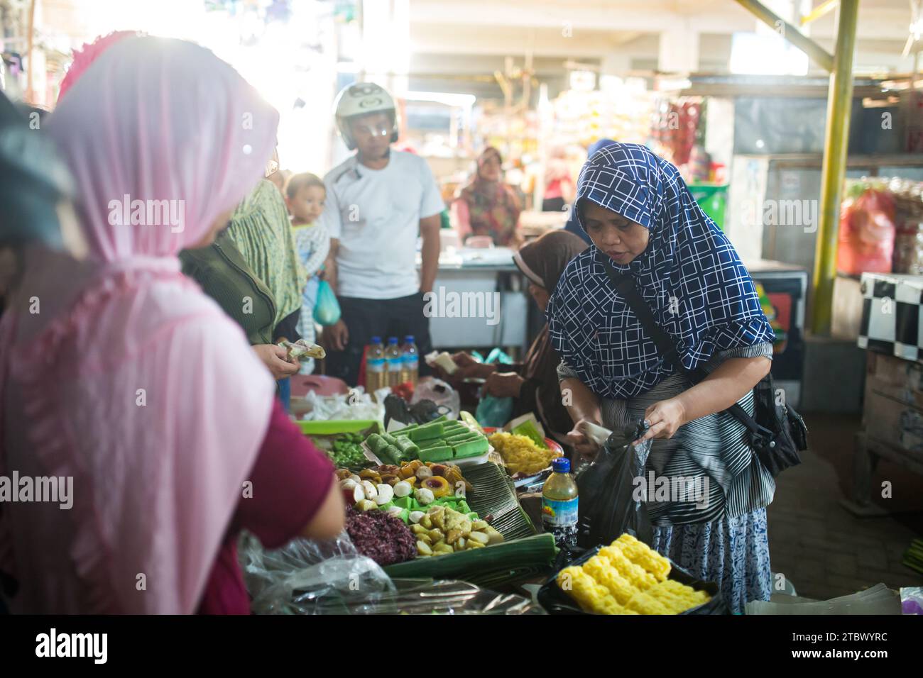 Mataram, Lombok, Indonesien - 20. August 2017 - Menschen auf dem traditionellen indonesischen Morgenmarkt auf Lombok Island, Indonesien. Stockfoto