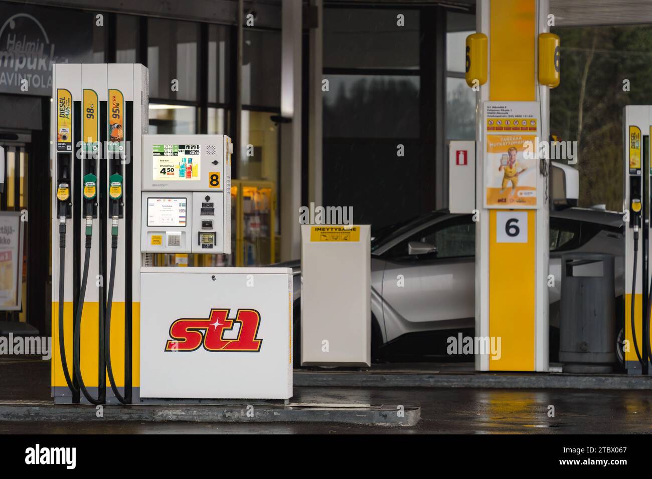 Kraftstoffpumpe an der ST1-Tankstelle in Mäntsälä, Finnland. November 2023. Stockfoto