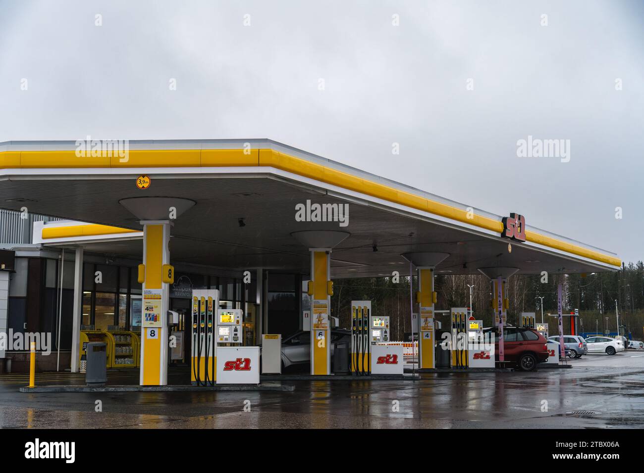 ST1 Tankstelle in Mäntsälä, Finnland. November 2023. Stockfoto