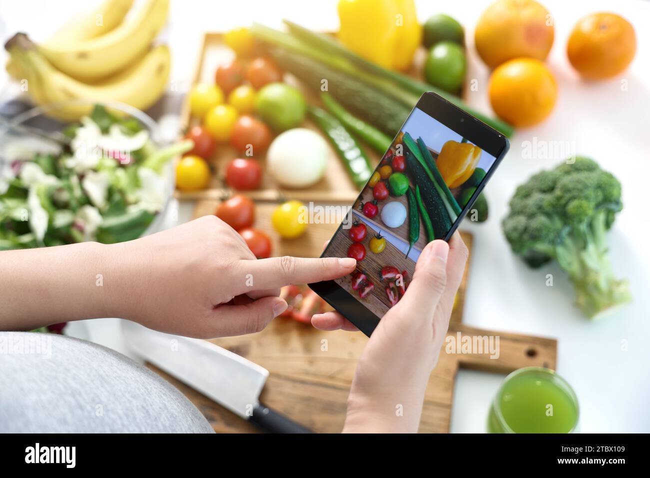 Smartphone filmt den Salatzubereitungsprozess Stockfoto