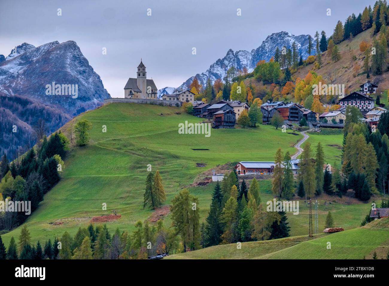 Die Kirche Chiesa Santa Lucia in Colle Santa Lucia am Fuße des Giau-Passes, Passo di Giau, im Herbst. Stockfoto