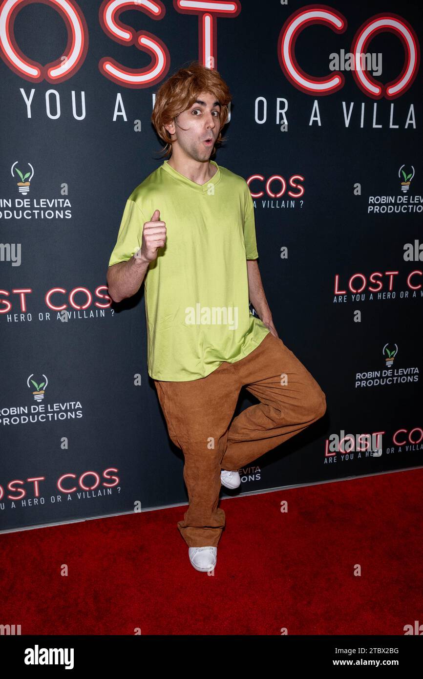 Los Angeles, USA. Dezember 2023. Schauspieler Mark Ricci besucht Los Angeles Cosplay-Filmpremiere von LOST COS im Laemmle NoHo 7 Cinemas, Los Angeles, CA 8. Dezember 2023 Credit: Eugene Powers/Alamy Live News Stockfoto