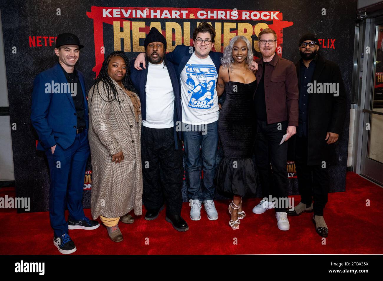 New York, USA. Dezember 2023. (L-R) Mike Stein, Tami D'Addio, Rashidi Harper, Luke Kelly-Clyne, OBY M. Okoye, Kevin Healey und Ty Walker kommen am 8. Dezember 2023 zur Sondervorführung von Kevin Hart & Chris Rock: Headliners Only im Paris Theater in New York, New York. (Foto: Gabriele Holtermann/SIPA USA) Credit: SIPA USA/Alamy Live News Stockfoto