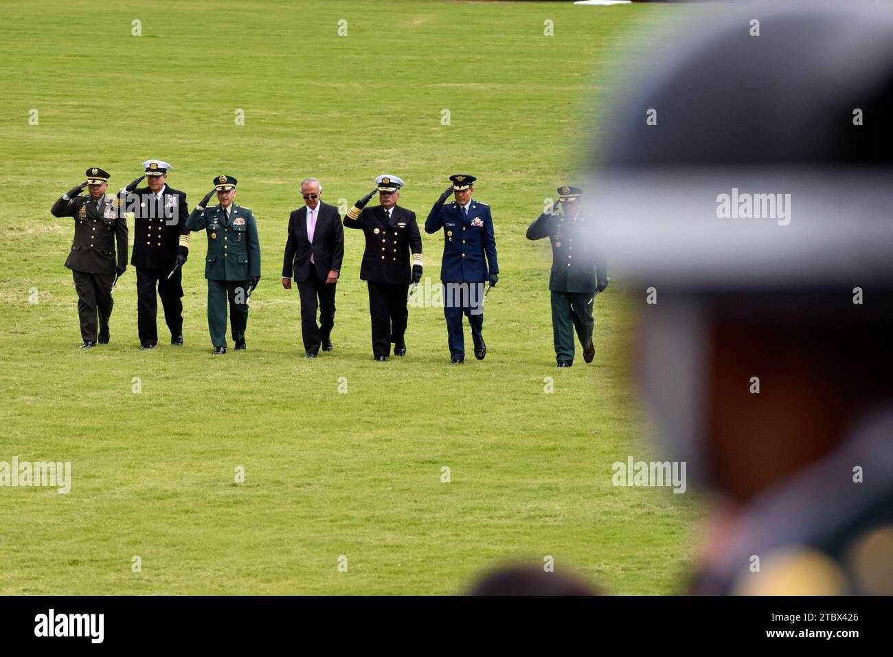 Bogota, Kolumbien. Dezember 2023. Der kolumbianische Verteidigungsminister Ivan Velasquez läuft am 6. Dezember 2023 in Bogota, Kolumbien, an den gemeinsamen Militärstabschefs entlang, um die Mitglieder zum zweiten Leutnants zu befördern. Foto: Cristian Bayona/Long Visual Press Credit: Long Visual Press/Alamy Live News Stockfoto