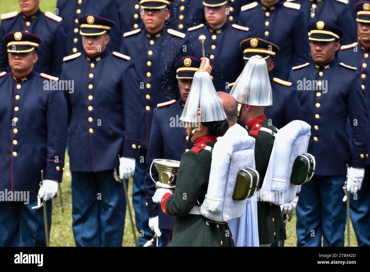 Bogota, Kolumbien. Dezember 2023. Mitglieder der kolumbianischen Armee nehmen am 6. Dezember 2023 in Bogota, Kolumbien, an der Zeremonie der kolumbianischen Armee Teil, um Mitglieder zum zweiten Leutnants zu befördern. Foto: Cristian Bayona/Long Visual Press Credit: Long Visual Press/Alamy Live News Stockfoto