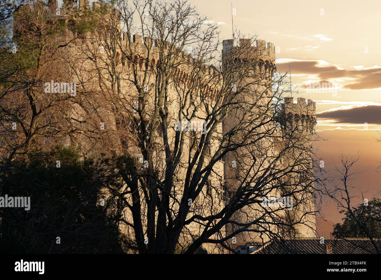Mittelalterliche Burg in Bracciano, Italien, während der Wintersaison. Das Anwesen gehörte der Familie Orsini bis 1600 und fiel später an die Familie Odescalchi. Stockfoto
