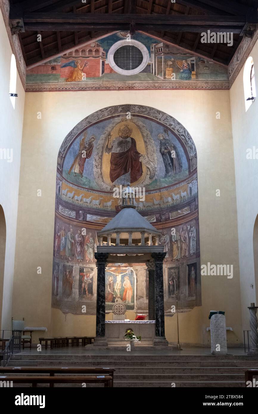 Zentrales Schiff der antiken römischen Kirche San Saba, erbaut im VII. Jahrhundert. Rom, Italien - 26. März 2022. Stockfoto