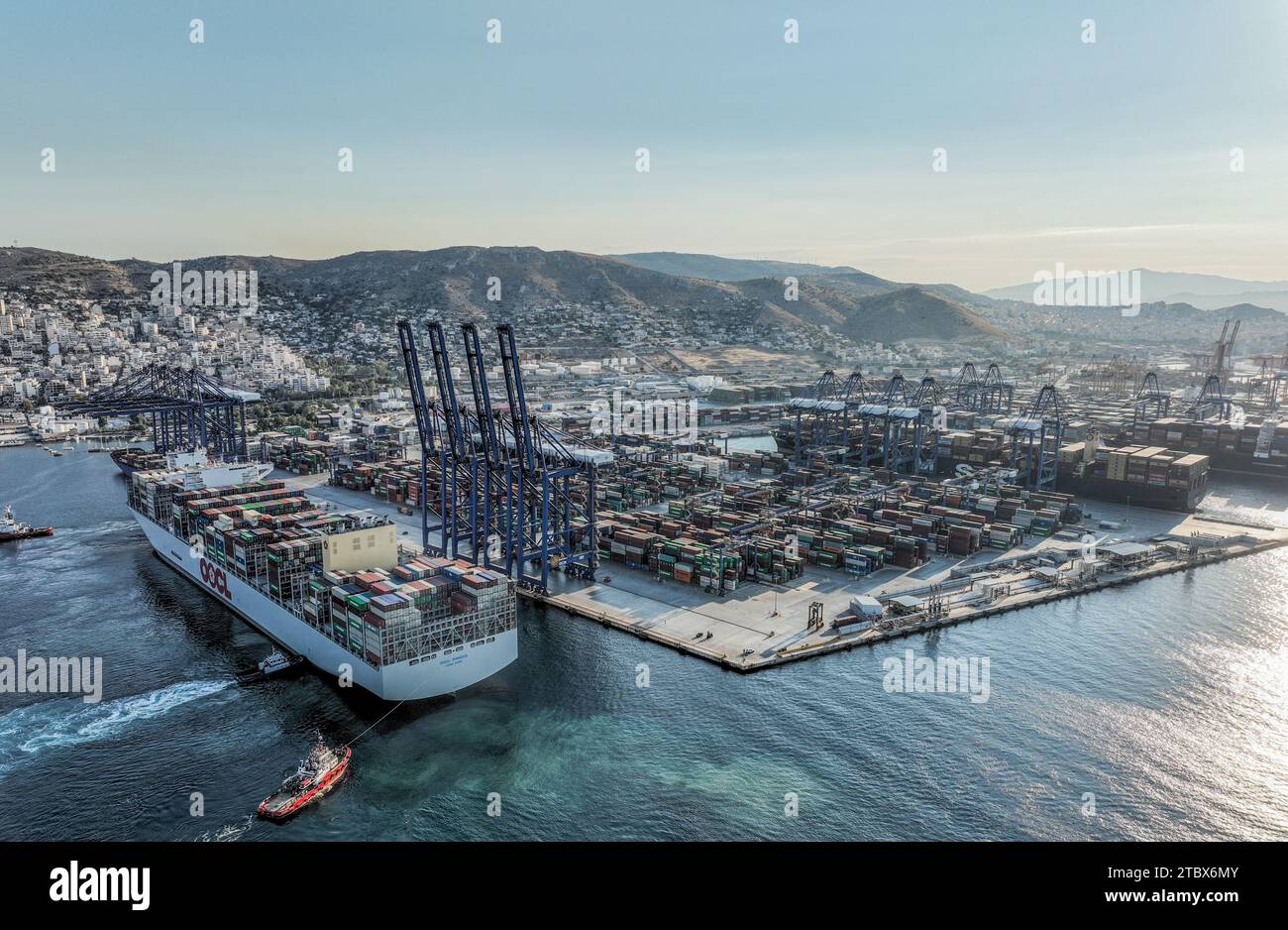 Peking, China. Dezember 2023. Dieses Luftbild, das am 10. Juli 2023 aufgenommen wurde, zeigt OOCL PIRÄUS, eines der größten Containerschiffe der Welt, das im Hafen von Piräus in Griechenland ankommt. Quelle: Xinhua/Alamy Live News Stockfoto